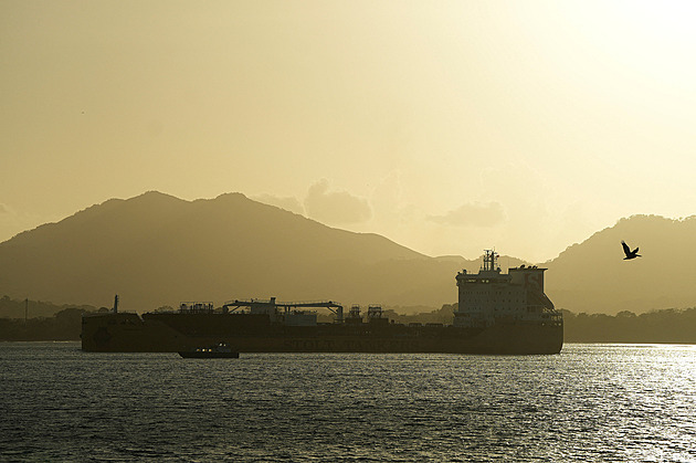 Přetahovaná o tankery. Lodě s americkou naftou pro Evropu náhle změnily kurz
