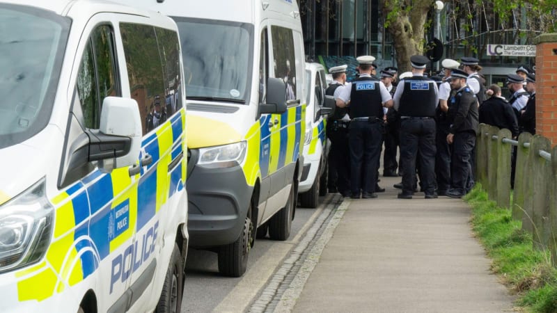 Chaos v Británii: Teenageři využili Velikonoce k rabování a rvačkám, roli hrály sociální sítě