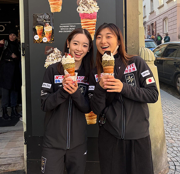 Trdelník a Karlův most. Krasobruslaři vyrazili po šampionátu objevovat Prahu