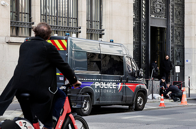 Paříž zpřísnila protiteroristická opatření, americké banky se obávají útoků