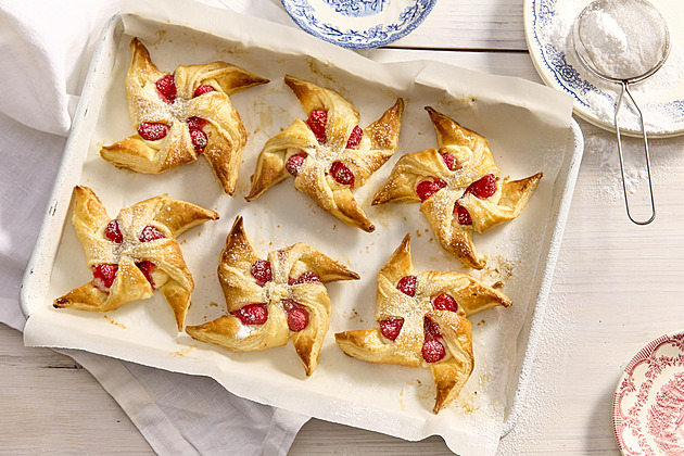 Víkendové pečení se SweetBurg: Nejlepší sladké i slané recepty z listového těsta pro každou příležitost