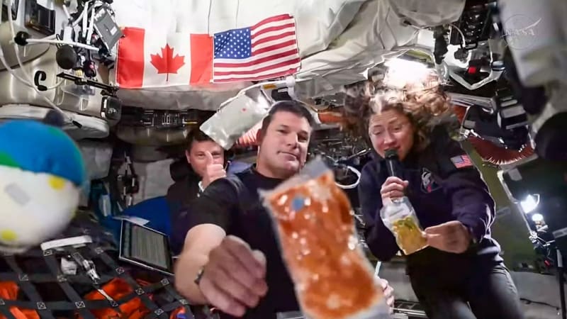 Astronauti na videu ukázali, jak se ve vesmíru stravují. S sebou mají i krevety nebo makarony
