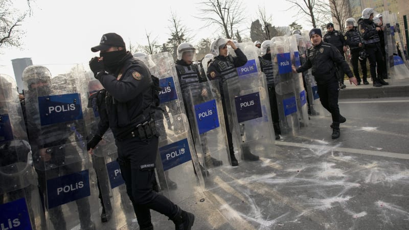 Střelba u izraelského konzulátu v Istanbulu: Policisté zastřelili jednoho z útočníků