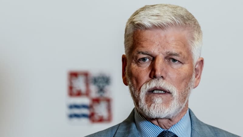 Pavel vzdoruje Babišovi: Na summit NATO jet hodlám. Umanutost, vzkázal Macinka