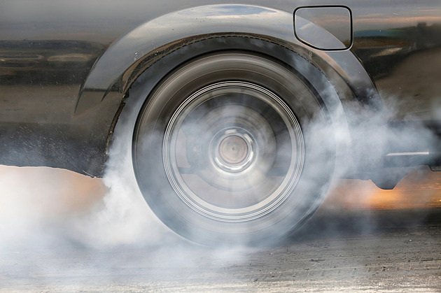 Pětina řidičů v Česku nechává na autě zimní pneumatiky i v létě. Je to risk