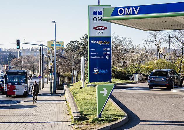 Ceny paliv klesají. Strop na naftu spadl o více než čtyři koruny