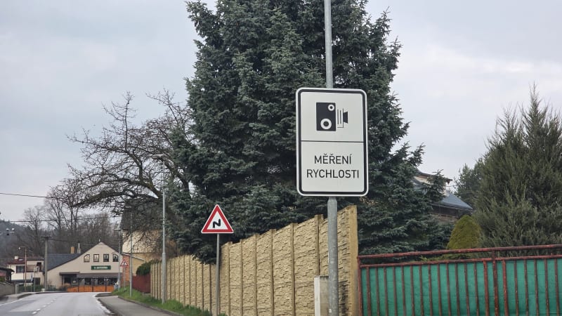 Značka měření rychlosti často neříká pravdu. Proč bývá i tam, kde radar zrovna není?