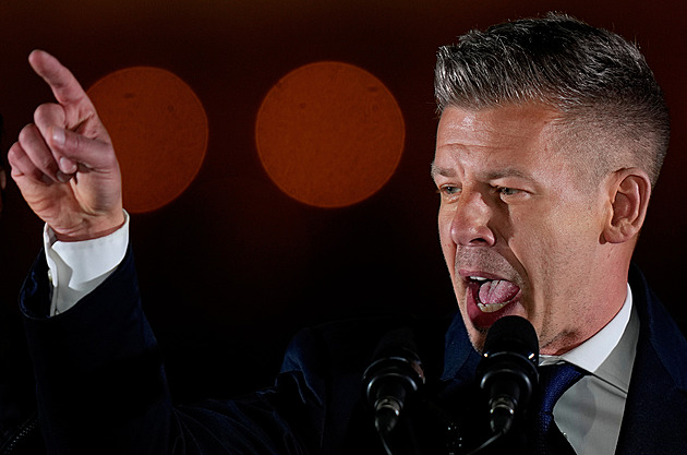 Orbánův konec trhy vítají. Posiluje forint a daří se i maďarským akciím