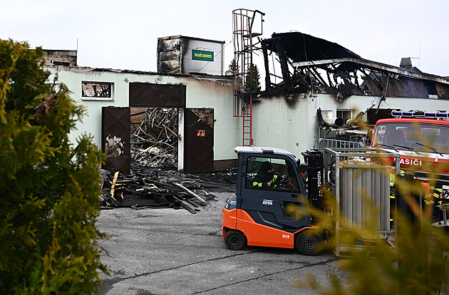Ve vyhořelém areálu na Semilsku chce firma obnovit výrobu, zatím ji přesune