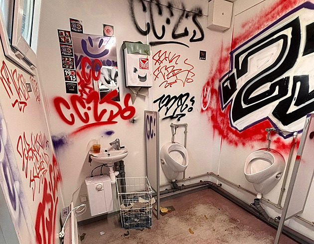 Toalety na stadionu v Opavě zdemolovali fanoušci Zbrojovky, škoda čtvrt milionu