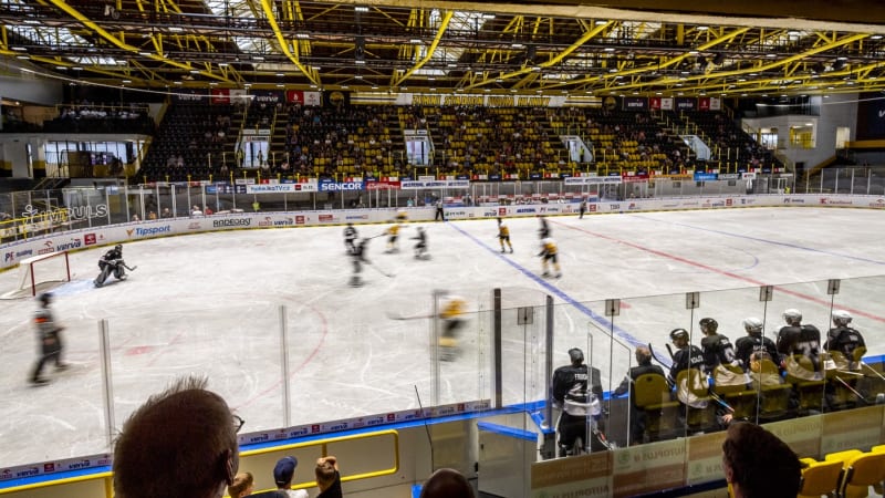 Drama na hokeji v Litvínově: Zkolaboval fanoušek, zápas byl kvůli zásahu záchranářů přerušen