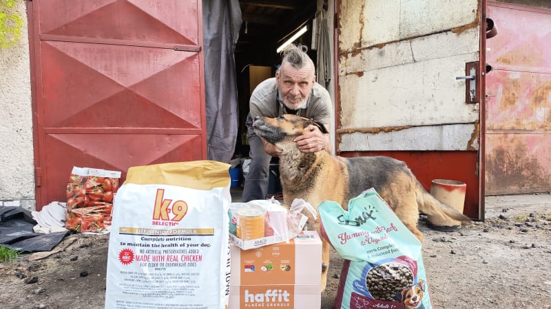 Pes nezradí, věří tchán Lucie Bílé. Co vzkázal muž z garáže čtenářům za krmení pro Luckyho?