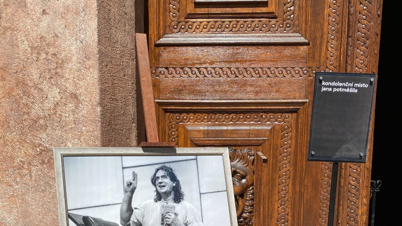 ON-LINE: Česko se loučí s Potměšilem. Před chrámem stojí desítky lidí, dorazily i známé tváře