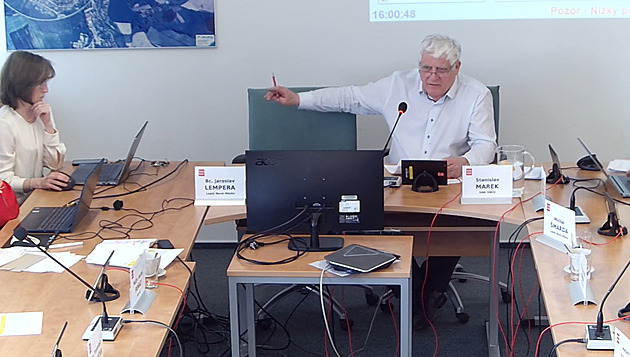 Na zasedání přišla jen necelá třetina zastupitelů. Skandál, volá opozice