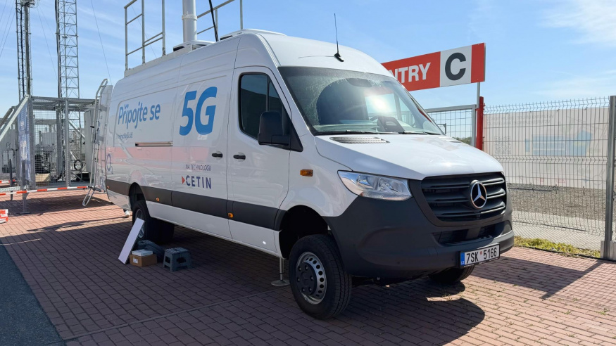 Cetin vám doveze signál na „čtyřkolce“. Dodávku Mercedes-Benz předělal v mobilní vysílač