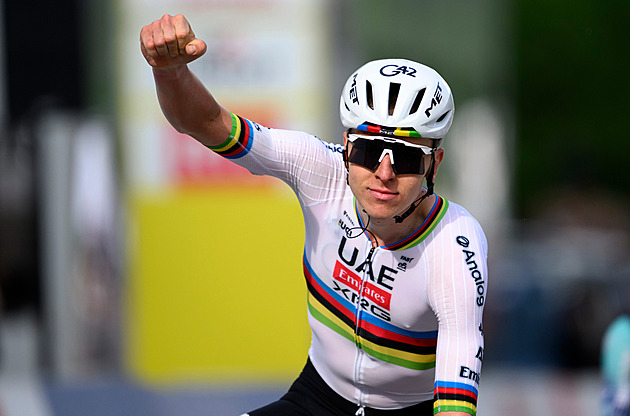 Neobvyklé obrázky na Romandii. Pogačar zamítl sólo a nechal se dojet, i tak vyhrál