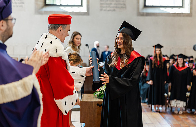 Nával zájemců před branami univerzit. Silné ročníky se hlásí na vysoké školy