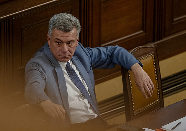 Policie obvinila v bitcoinové kauze další tři lidi. Mezi nimi i exministra Blažka