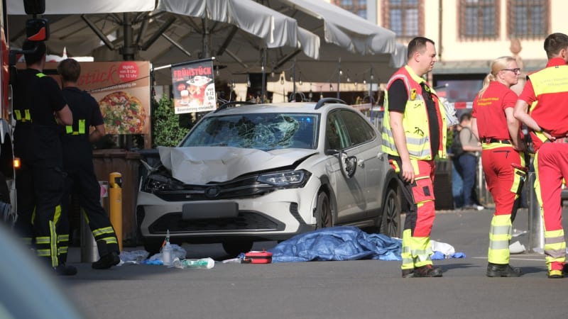 V Lipsku najelo auto do lidí: Dva mrtví, tři těžce zranění, řidiče zadržela policie