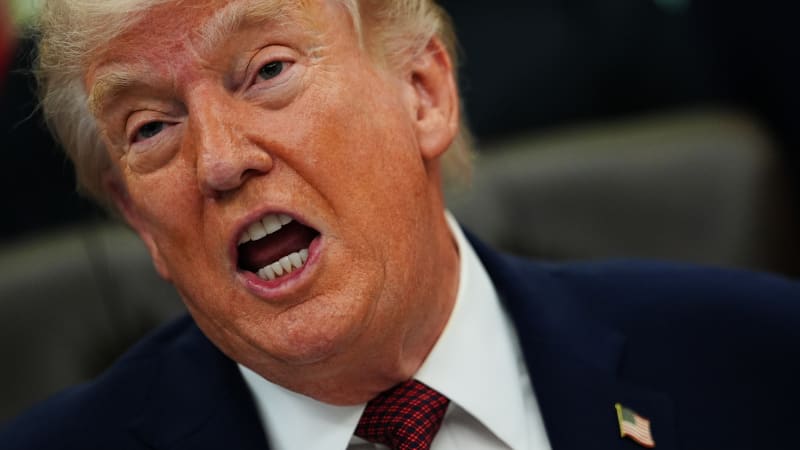 Držím všechny karty, vychloubal se Trump ve hře Uno. Nepochopil ji a od Íránu dostal lekci
