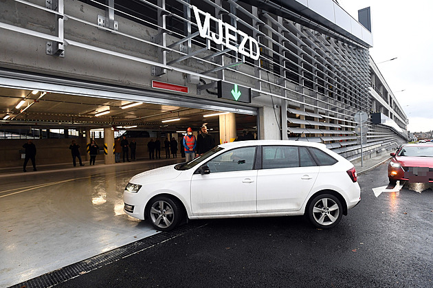 Do devíti hodin je beznadějně plno. Kapacita parkovacích míst v Praze nestačí