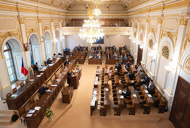 ANO v průzkumu mírně oslabilo. Do Sněmovny by se dostalo šest subjektů