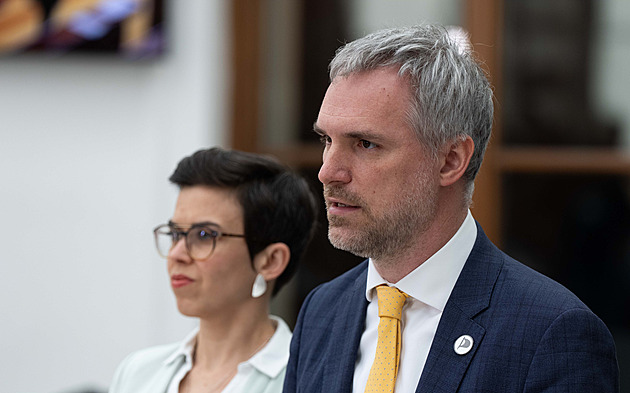 Nahnědlé divadlo, vadí opozici kritika sudetského sjezdu. Na jednání nepřijde