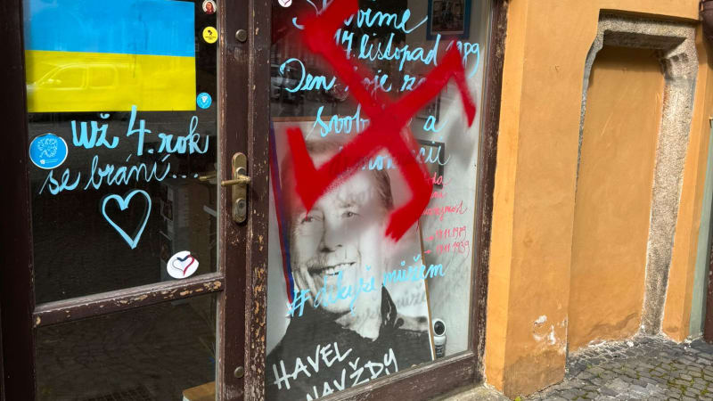 Hákové kříže v Chebu? Důsledek vaší nechutné šarády, cupuje opozice zástupce ANO