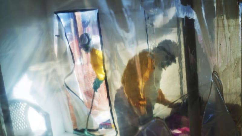 Ebola budí strach a vztek. Mladíci zapálili v Kongu léčebné centrum kvůli ostatkům kamaráda