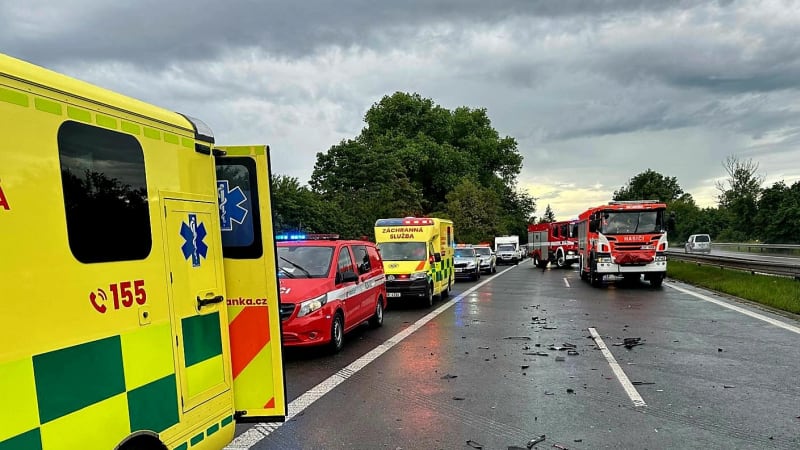 Tragédie na dálnici D6: Upadlé kolo způsobilo nehodu, nepřežili dva lidé