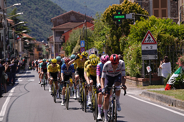 Giro ONLINE: Peloton zvolnil. Na čele patnáct uprchlíků, očekává se velké finále