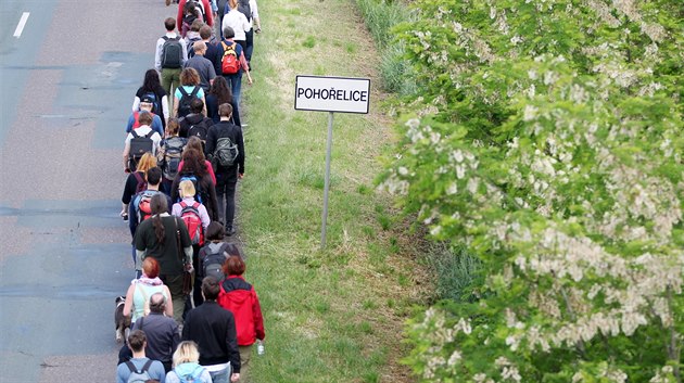 Lidé si pochodem připomínají vyhnání Němců. Znavené účastníky sbírá autobus