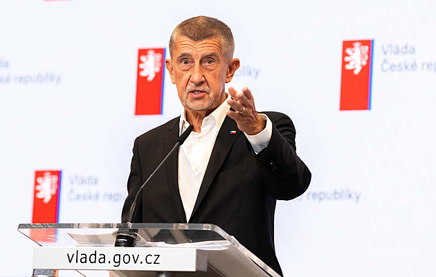 Váš trust je zástěrka na sosání evropských peněz, vytýká Pirát Hřib Babišovi