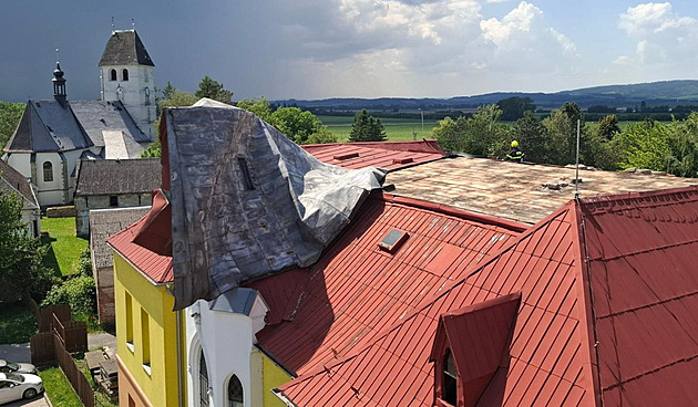 Silný vítr utrhl škole kus střechy, zasahující hasiče vyhnala další bouřka
