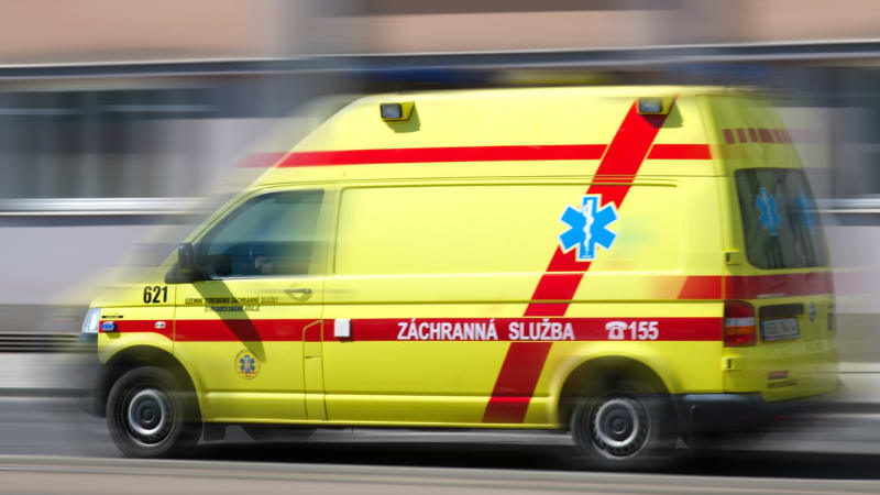 V násypce na těsto uvízla na Plzeňsku žena. Hasiči museli stroj rozebrat, žena je těžce zraněná
