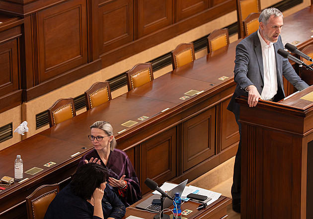 Hřib dal Mrázové QR kód, aby doplatila miliony za byt. Ministryně ho zahodila