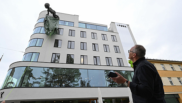 Ikonické Miminko výtvarníka Černého odhalili v Šumperku, leze po fasádě hotelu