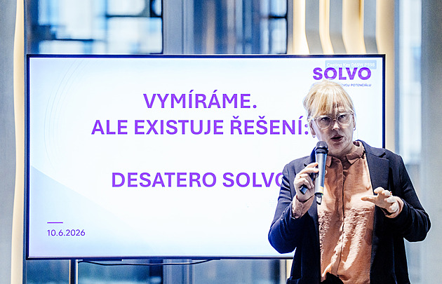Do důchodu v 72 letech, více peněz pro rodiny. Institut radí, jak na stárnoucí Česko