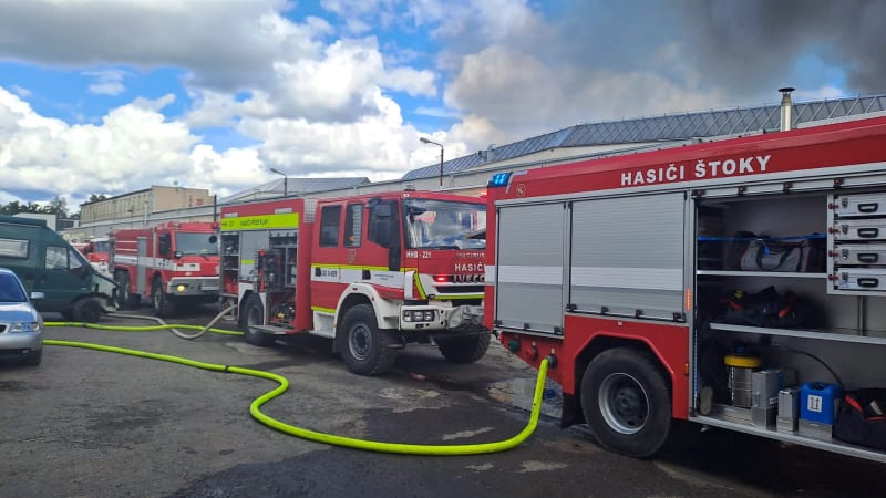 Devastující požár v Havlíčkově Brodě: Škoda jde do stamilionů, na místo míří chemická laboratoř
