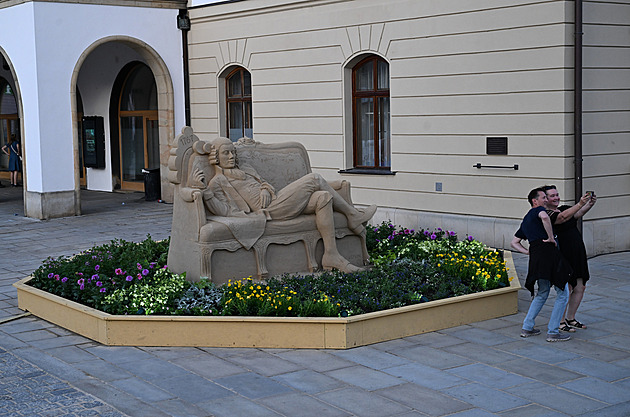 Do Olomouce uprchl před neštovicemi. Teď musí Mozart z písku odolat dešti