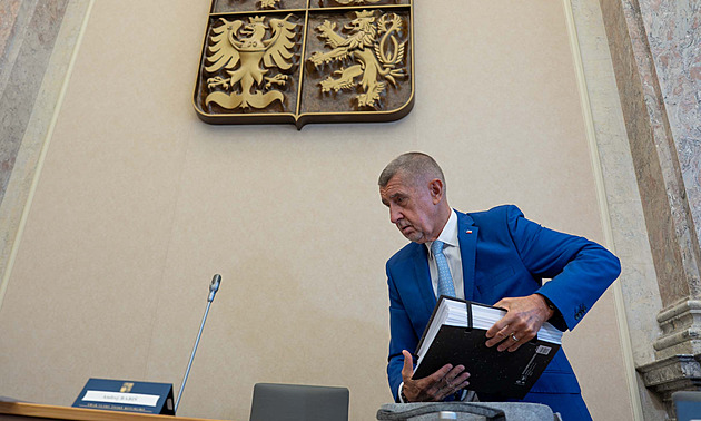Vláda rozhodovala o delegaci na summit NATO. Když nevezme i Pavla, hrozí jí žaloba