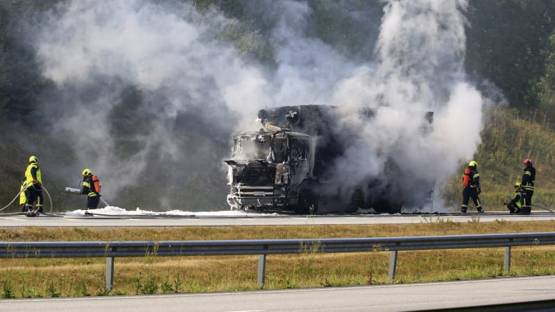 Tragédie na D1: Po střetu s náklaďákem zemřela žena. Dálnici blokoval i požár