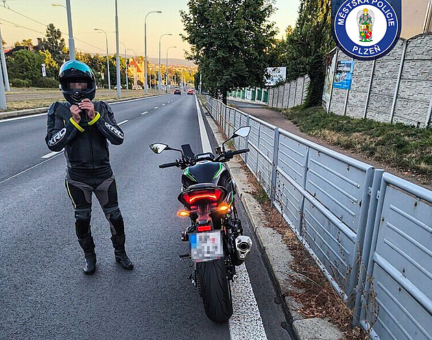 Město jako závodní trať. Motorkář letěl kolem strážníků rychlostí 120 km/hod